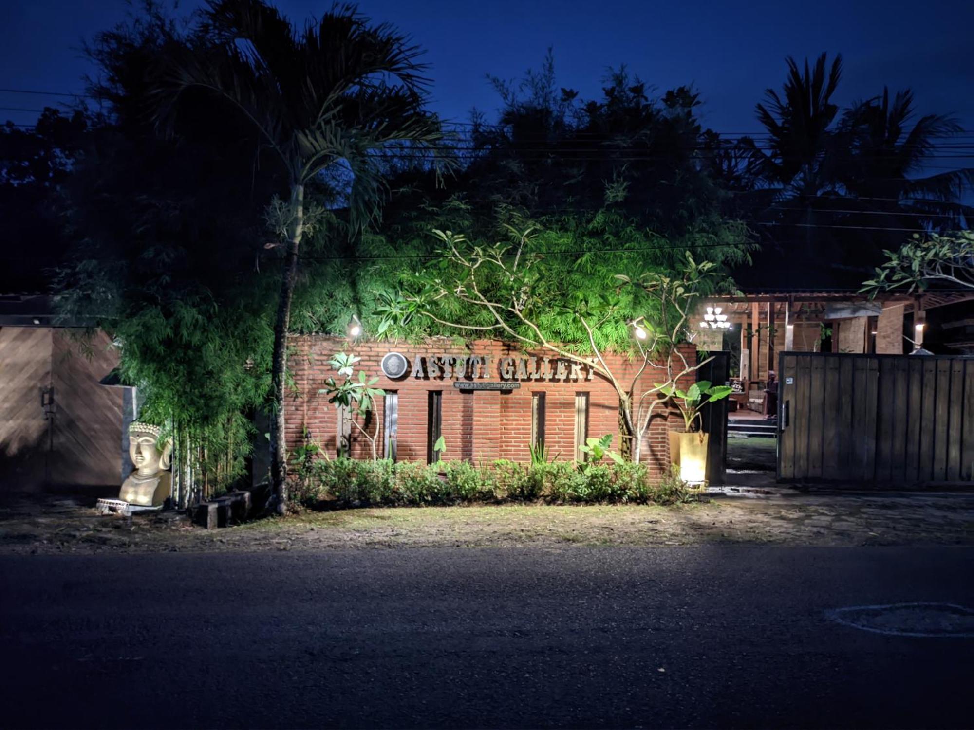 Astuti Gallery Homestay Yogyakarta Exterior photo