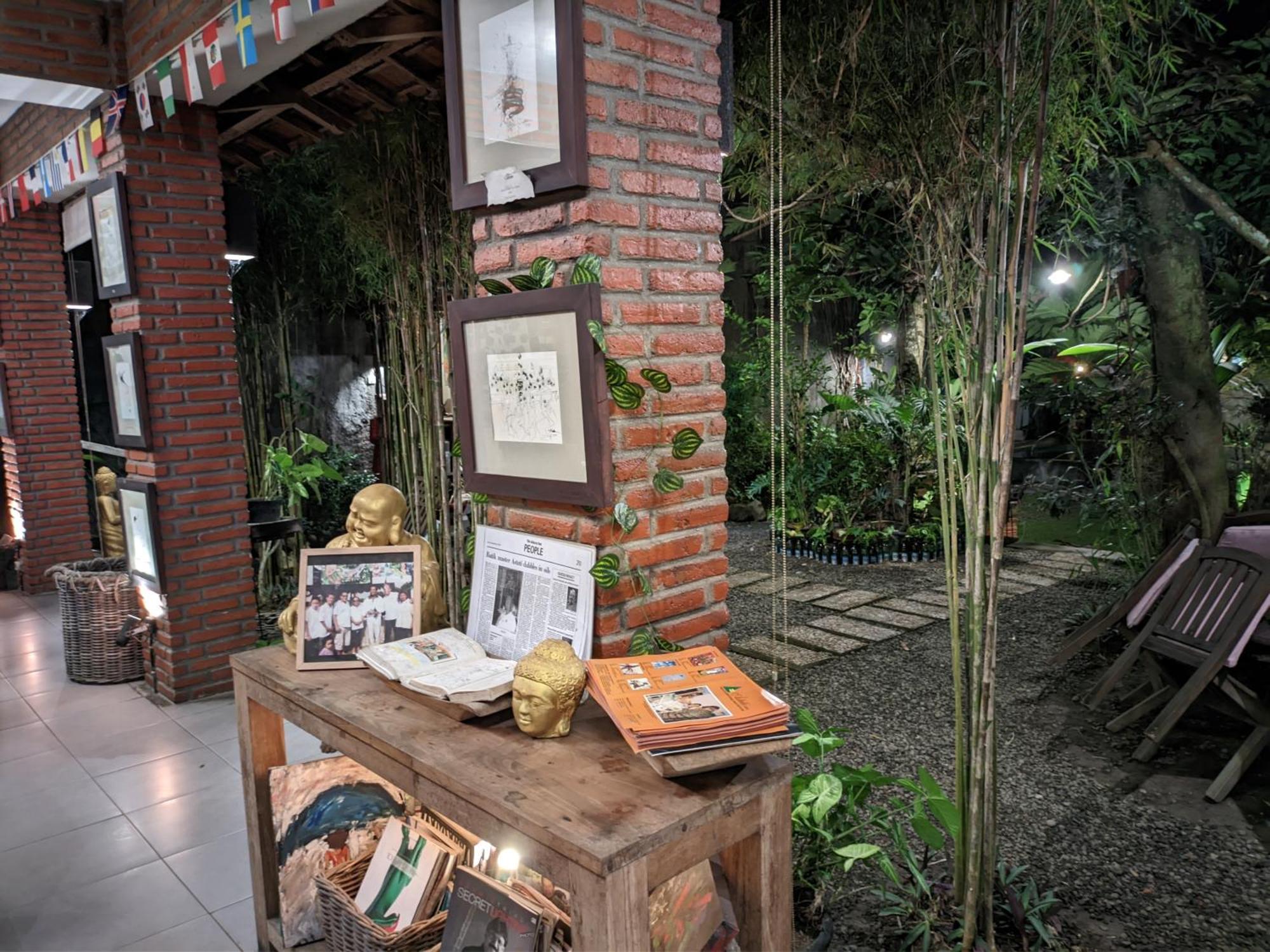 Astuti Gallery Homestay Yogyakarta Exterior photo