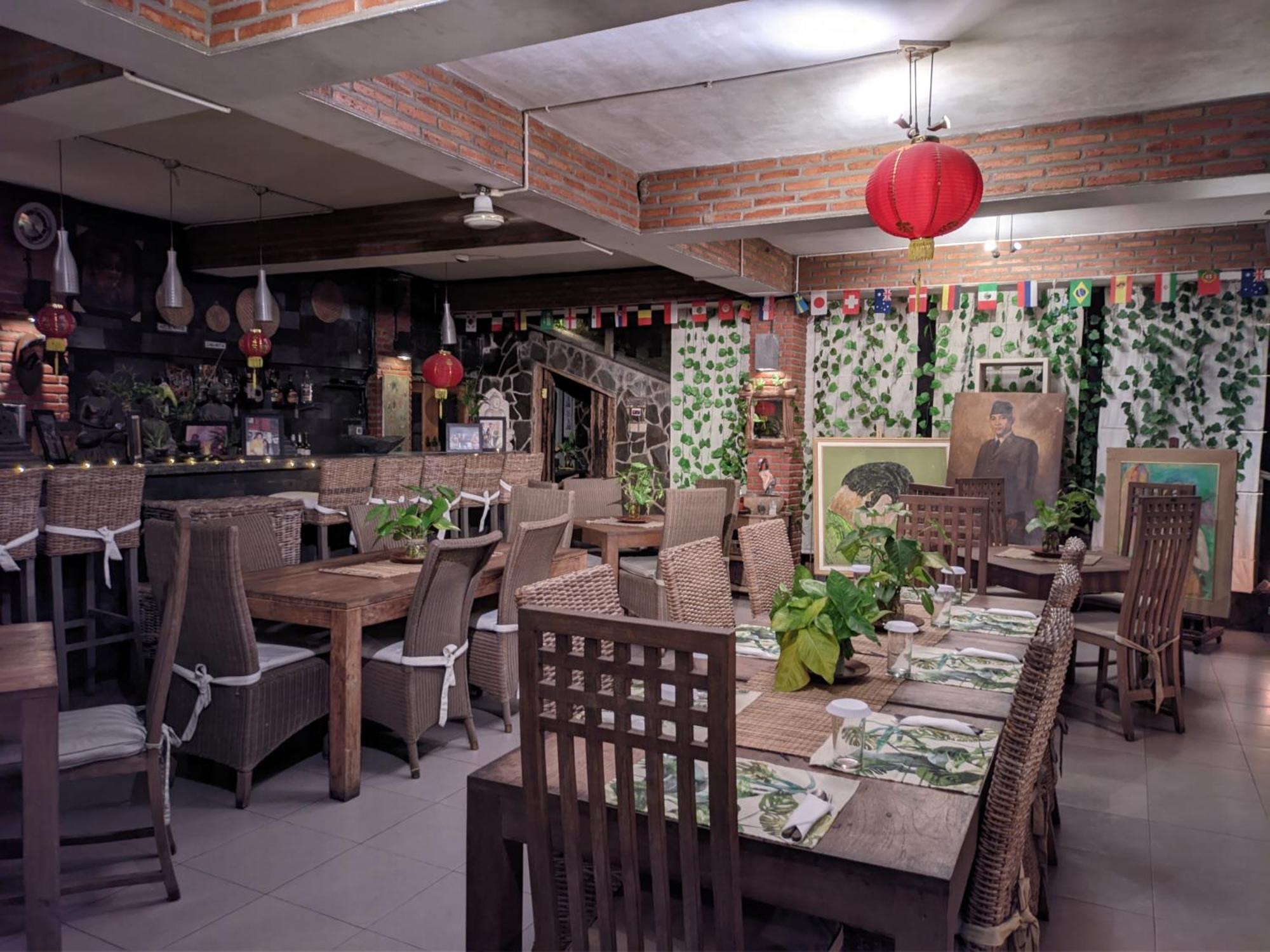 Astuti Gallery Homestay Yogyakarta Exterior photo