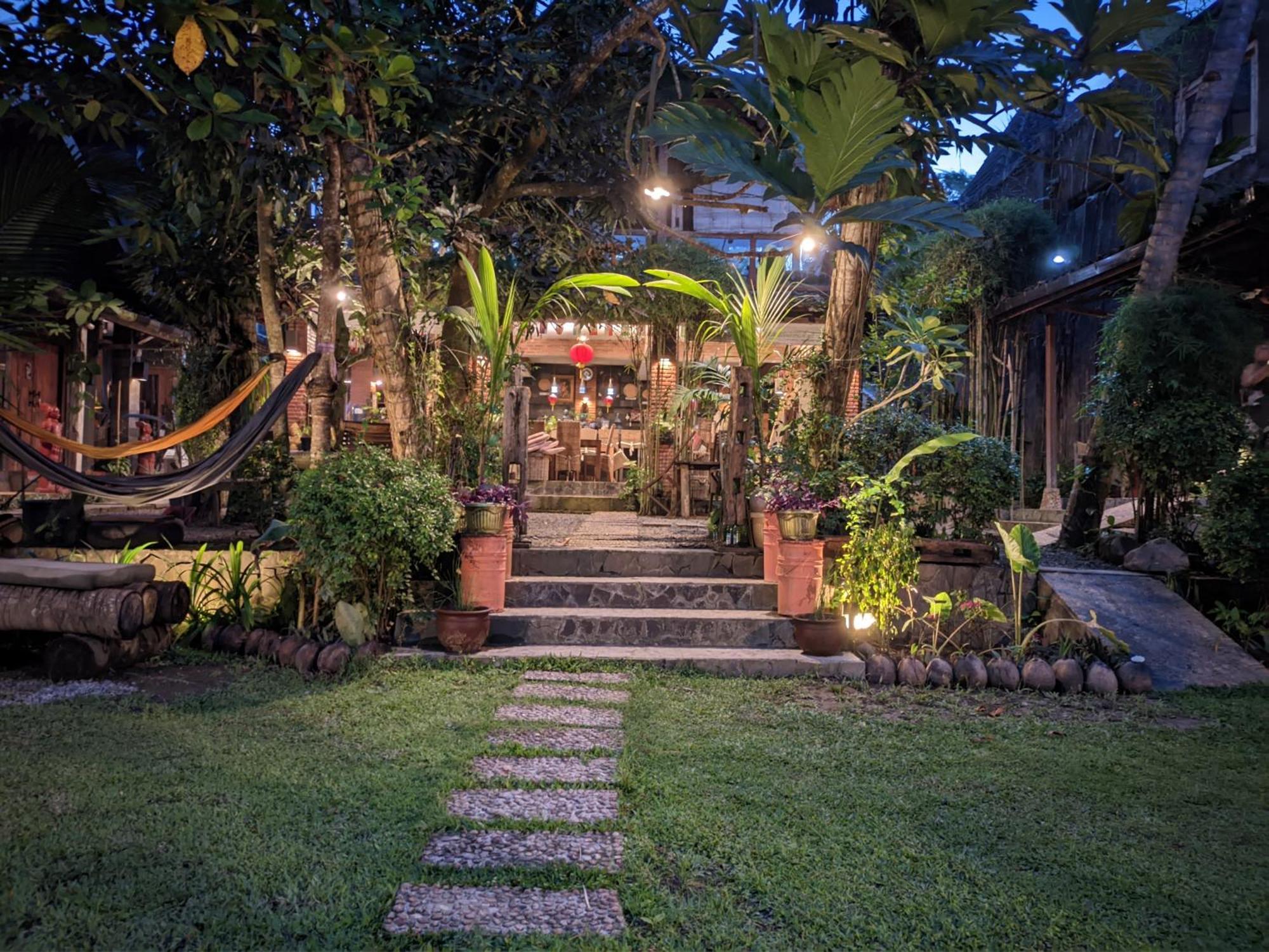 Astuti Gallery Homestay Yogyakarta Exterior photo