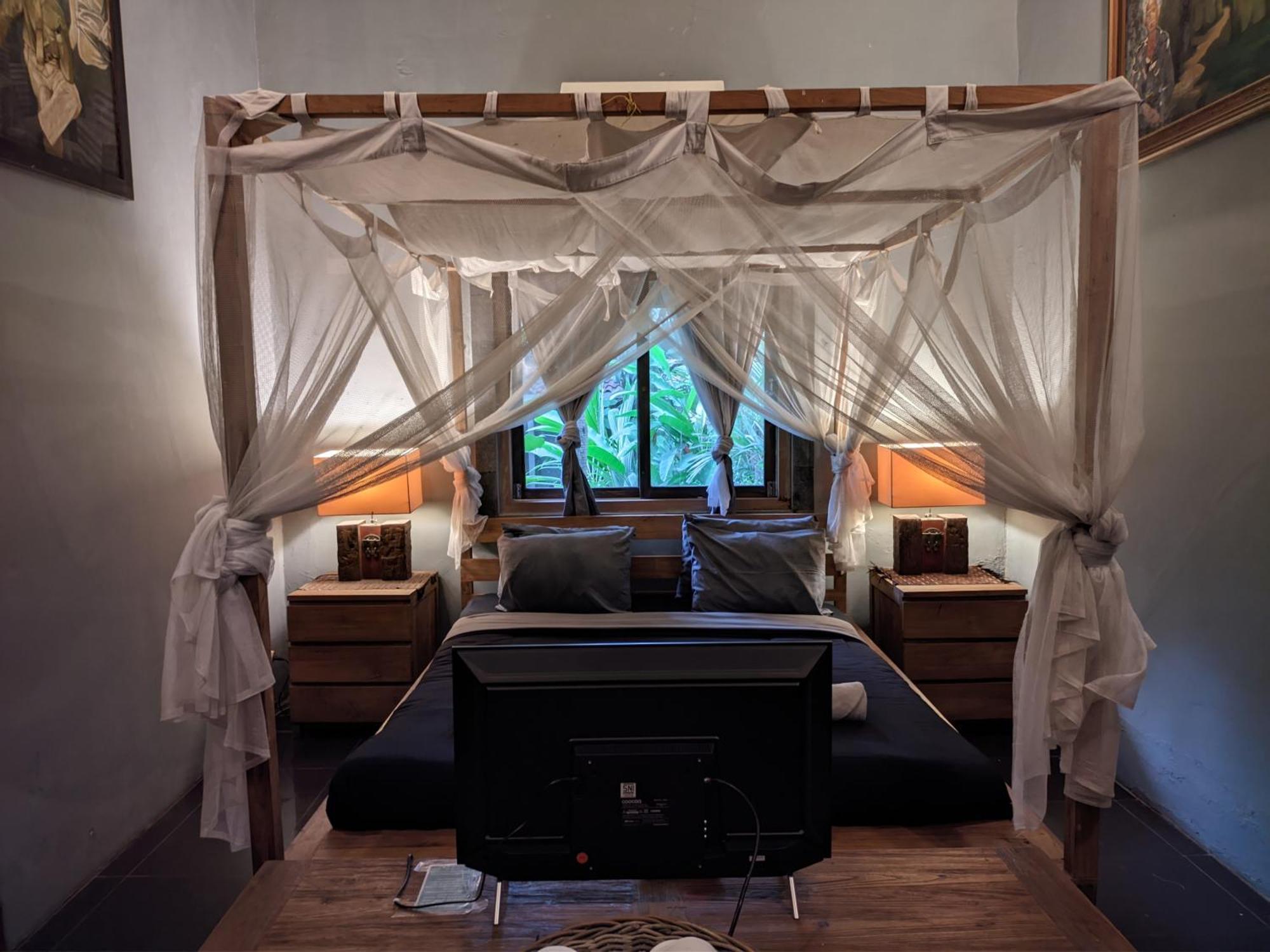 Astuti Gallery Homestay Yogyakarta Exterior photo